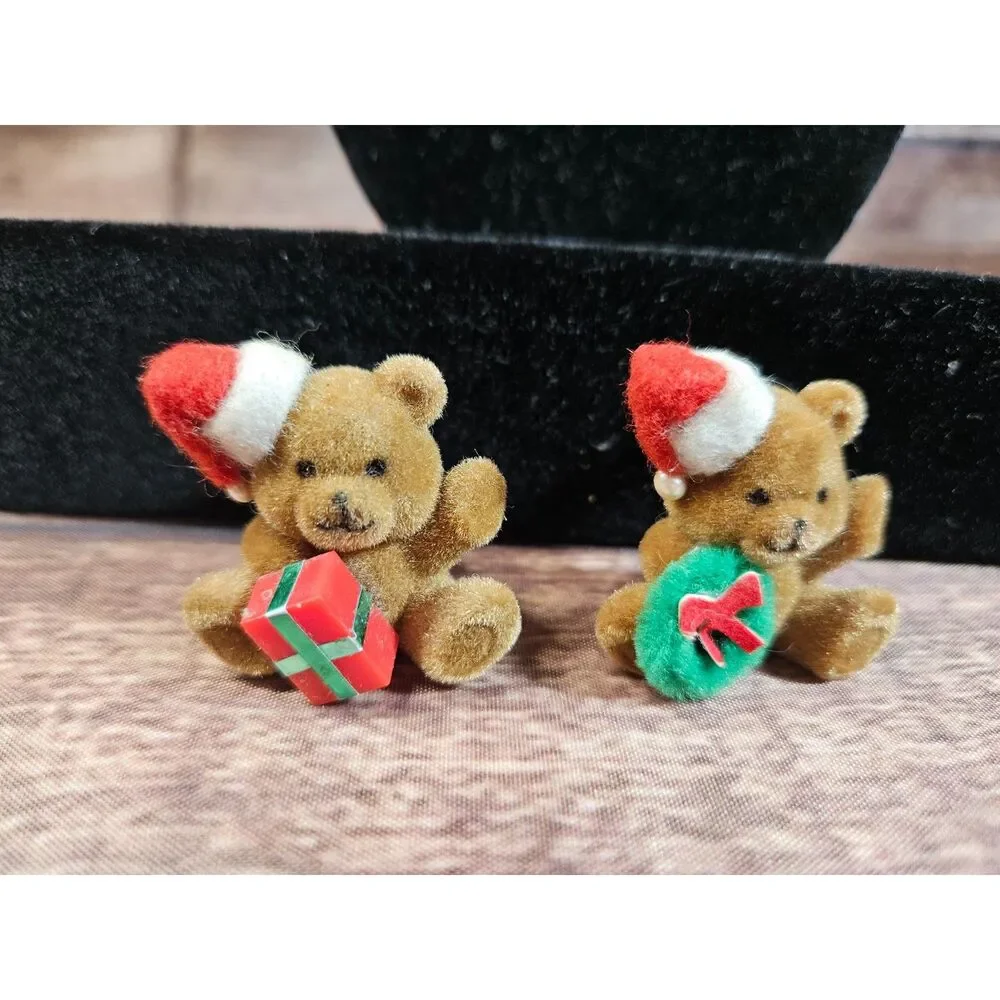 Lot of 2 World Trend Santa Bear Pins w/ Wreath, Gift and felt hats
